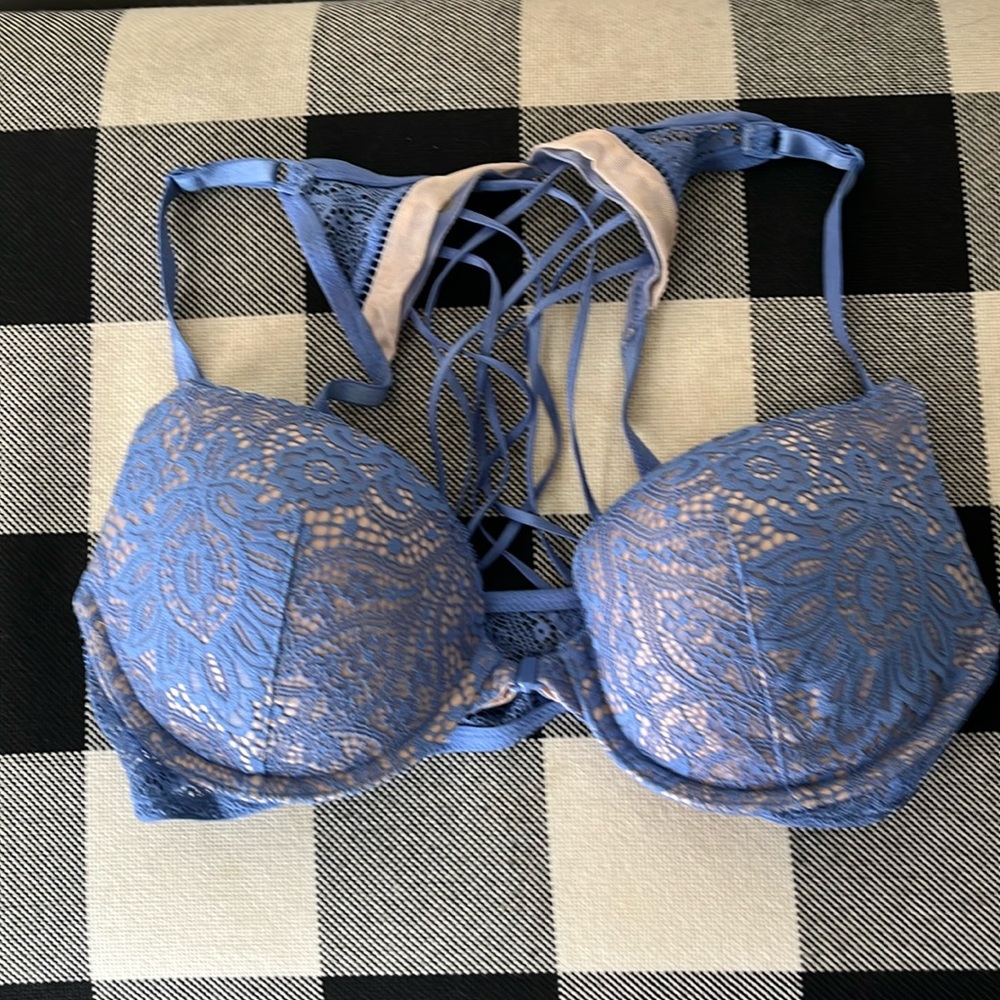Very sexy push up.